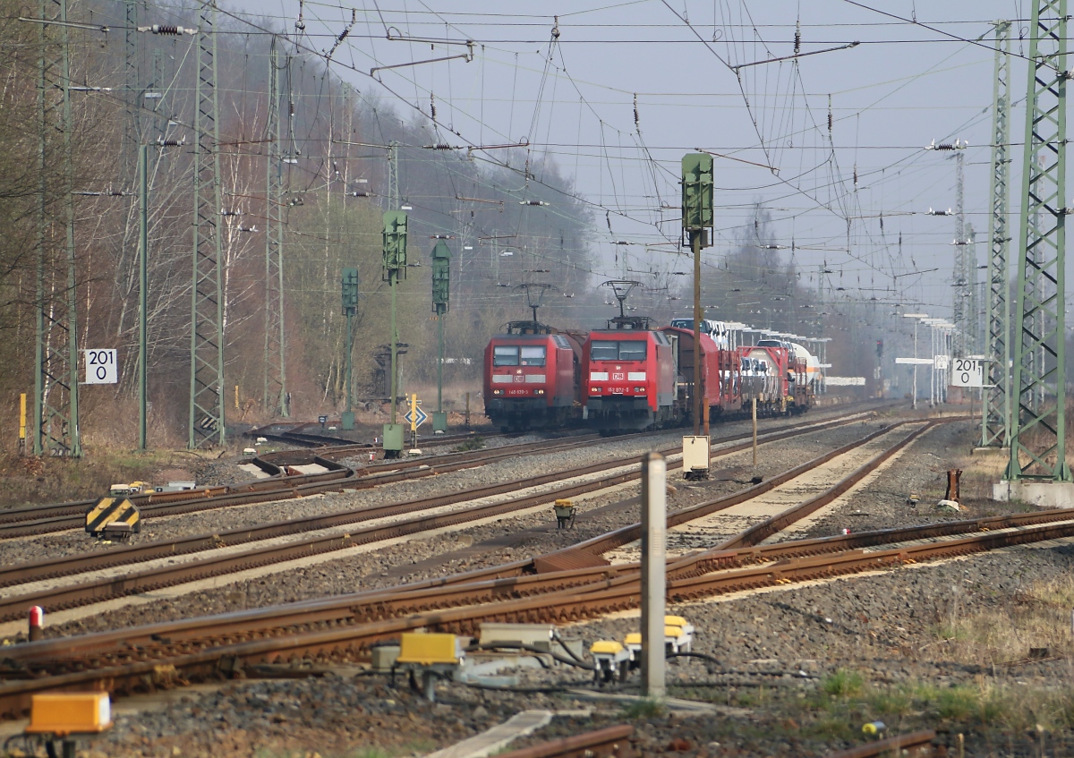 Überholungen: 145 030-3 muss mit ihrem Güterzug in Eschwege West warten damit 152 072-5 mit einen ebensolchen in Richtung Süden vorbeiziehen kann. Aufgenommen am 26.03.2014.
