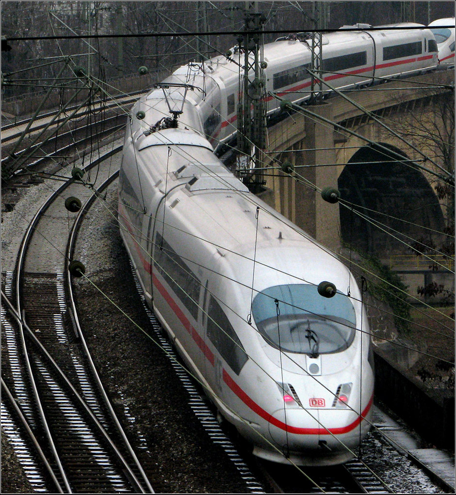 Überlagerung - 

... der geradlinigen Fahrleitungsanlagen über den Rundungen des ICE und den Bögen der Strecke und Brücke. 

Blick auf die Neckarbrücke in Stuttgart-Bad Cannstatt.

26.12.2007 (J)