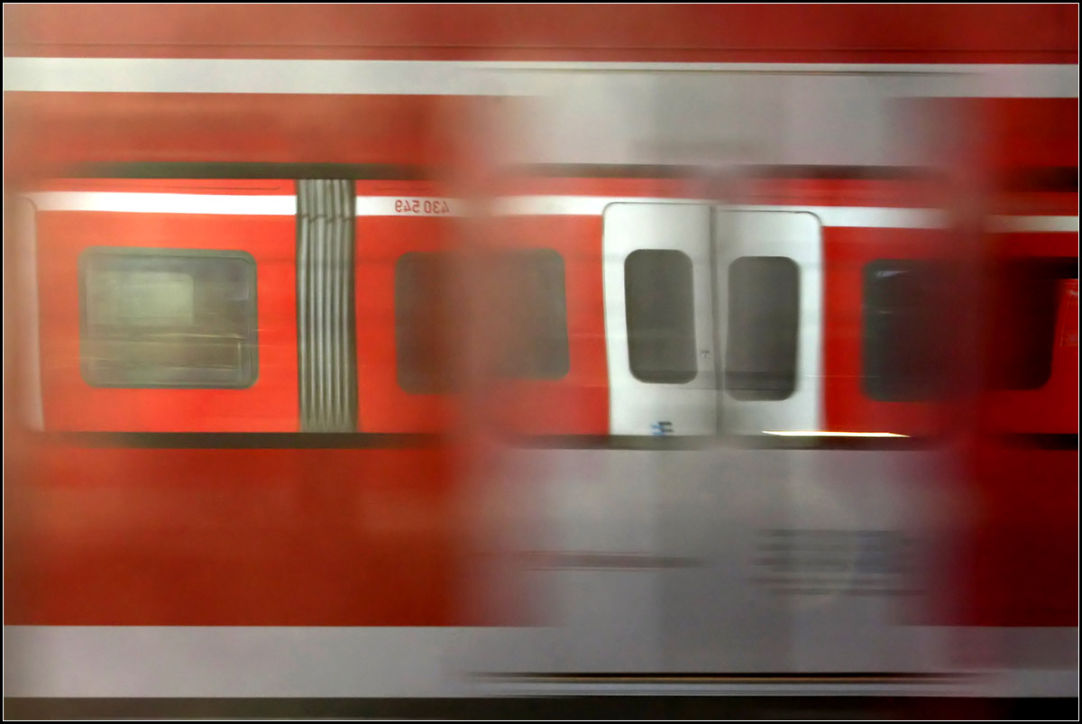 Überlagerungen -

Mitzieher/Bewegungsunschärfe, Sonnenlicht/Schatten und auch die Türen der beiden Bahnen überlagern sich. Das schon Mal gezeigte Bild wurde hier enger geschnitten und der von Olli angeregte stärkere Kontrast wurde übernommen.

S-Bahn-Begegnung zwischen den Stationen Fellbach und Sommerrain.

21.01.2017 (M)