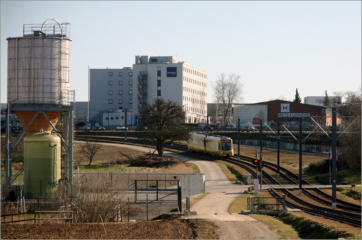 Überlandstadtbahnstrecke in widersprüchlicher Landschaft - 

Stadtbahneubaustrecke der U6 zwischen Stuttgart-Fasanenhof und Flughafen. Intakt ist die Landschaft hier nicht mehr. Links ein Silo, parallel zur Stadtbahnstrecke ist die vierspurigen Bundesstraße 27 erkennbar, dahinter Büro- und Gewebebauten von Echterdingen.

27.02.2022 (M)