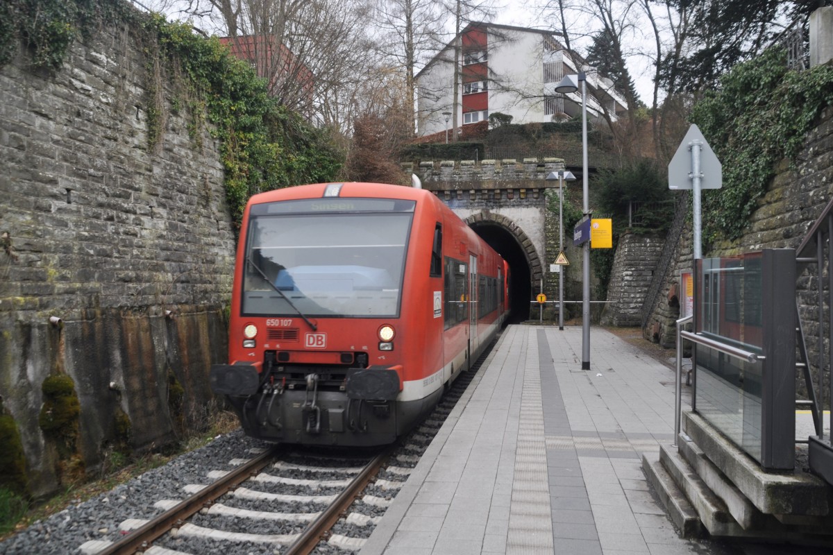 ÜBERLINGEN (Bodenseekreis), 24.02.2014, 650 107 als Nahverkehrszug nach Singen (Hohentwiel) bei der Einfahrt in den Bahnhof Überlingen