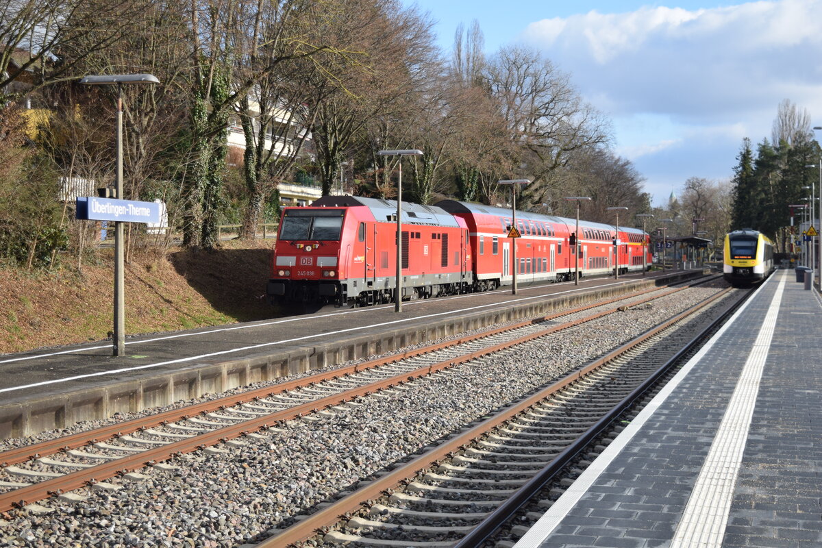 Überlingen Therme am 11.01.2022 mit 245 036 vor einem IRE in Richtung Radolfzell (-Basel) und 622 464 als RB in Richtung Friedrichshafen Stadt