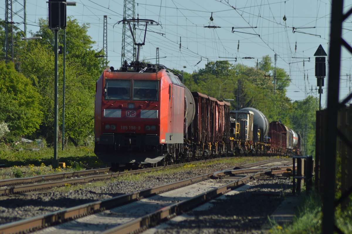 Übern Buckel kommt 185 198-9 mit einem Mischer durch Lintorf gen Entenfang gefahren am Samstag abend den 5.Mai 2018
P.S. Gruß an den TF zurück....