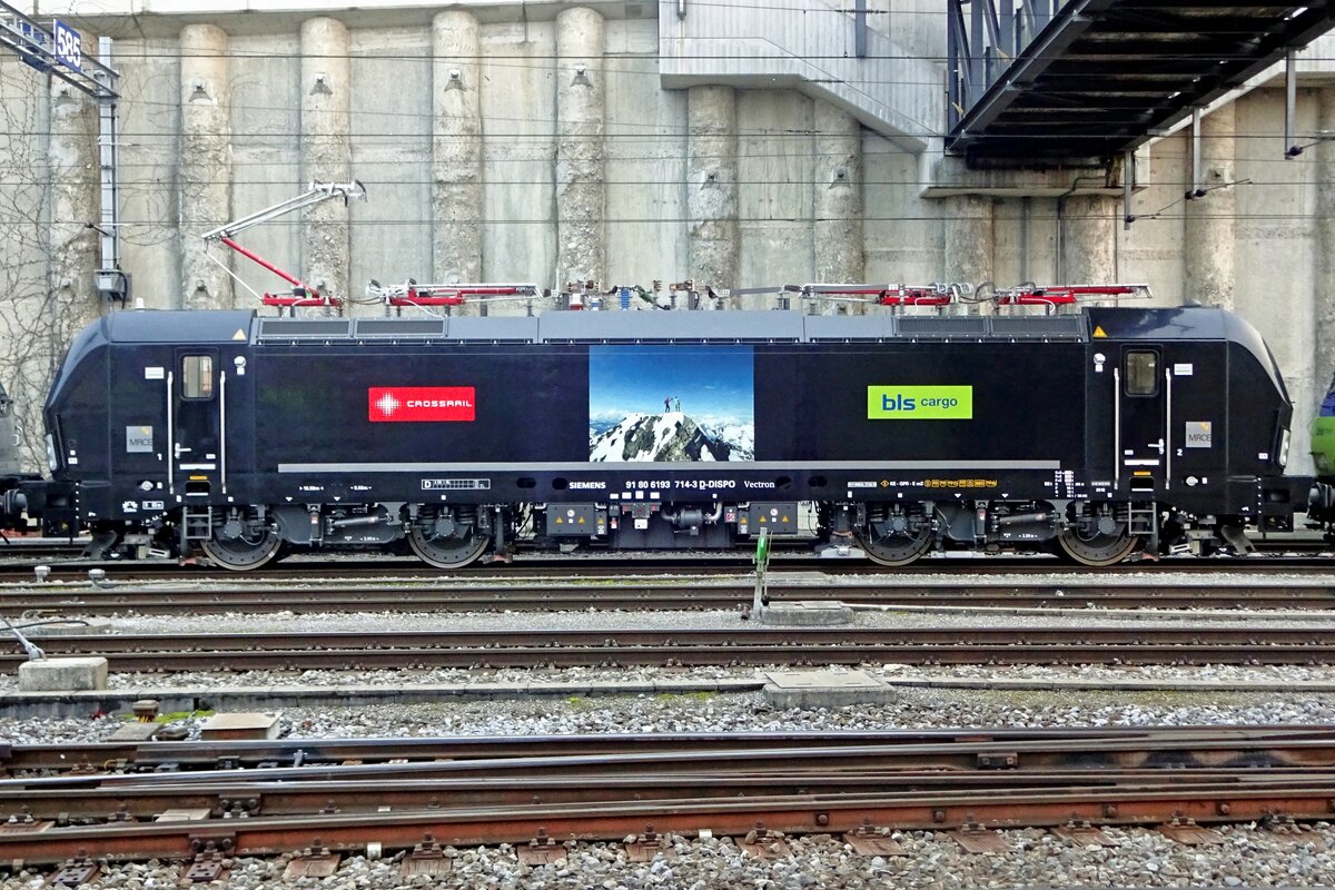 Übernahme geschafft: CrossRail ist heute Teil des BLS-Imperiums. MRCE/XR/BLS 193 714 steht in Spiez am 2.Jänner 2020.