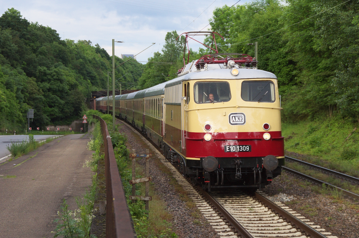 Überpünktlich ist E10 1309 mit dem AKE Rheingold auf dem Rückweg von Heidelberg nach Trier. Kurt nach der Luisenthaler Enge wir der Bahnhof von Völklingen Saar erreicht. Bahnstrecke 3230 Saarbrücken - Karthaus am 04.06.2016