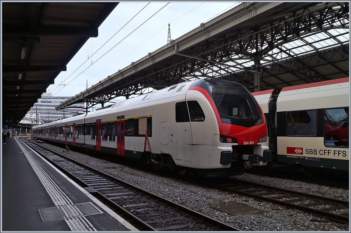 Überraschend, aber nur kurz zeigte sich der künftige TILO SBB RABe 524 301 (UIC 94 82 2 524 301-0 CH-SBB) in Lausanne.

28. Nov. 2019 