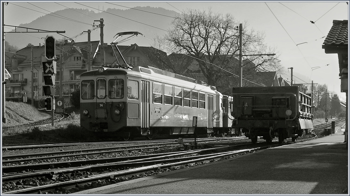 Überraschend abwschslungreich ziegte sich Anfangs Dezember das Rollmaterial in Blonay: Der MOB X 66 und der BDeh 2/4 74 mit Bt 222 warten auf neune Einsätze.
2. Dez. 2016
