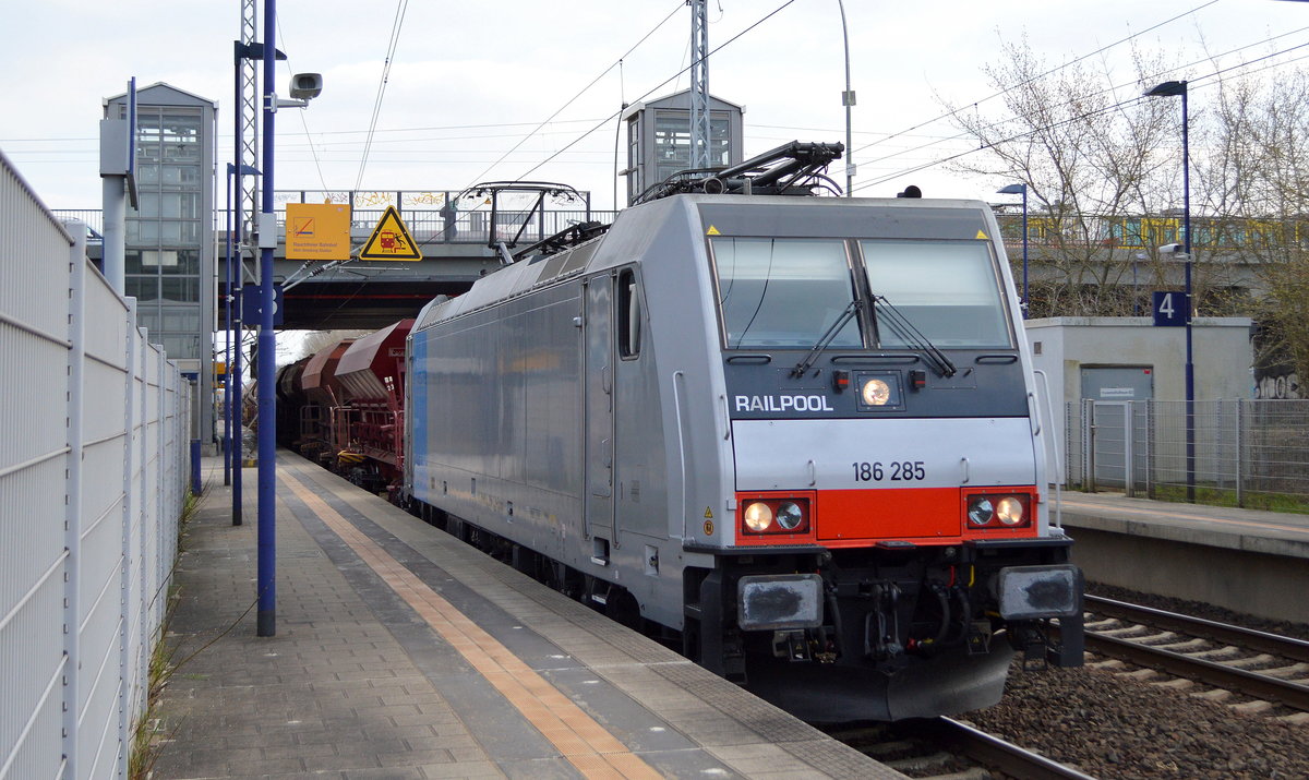 Überraschend die BBL Logistik GmbH mit der seit Februar 2019 angemieteten Rpool  186 285  [NVR-Number: 91 80 6186 285-3 D-Rpool]  sieht wie neu aus ist aber Baujahr 2009  und langem Schotterzug bei der Durchfahrt Bf. Berlin-Hohenschönhausen Richtung Nordosten.