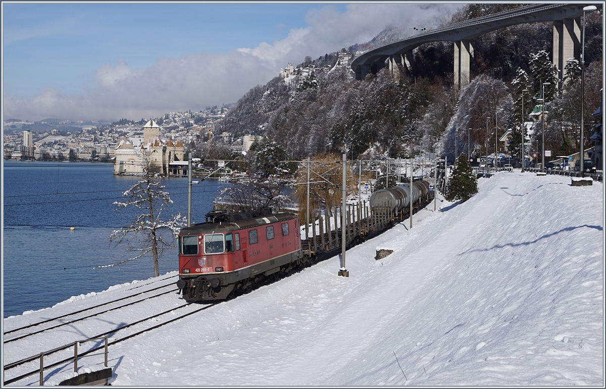 Überraschend bot der eher graue Monat Januar viele bunte Motive: 
Schnee, selbstverständlich im Winter, beim Château de Chillon jedoch eher die Ausnahme, besonders mit Sonnenschein. 
Das Bild zeigt die SBB Re 425 251-1 mit einen Güterzug Richtung Aigle beim Château de Chillon.

29. Jan. 2019