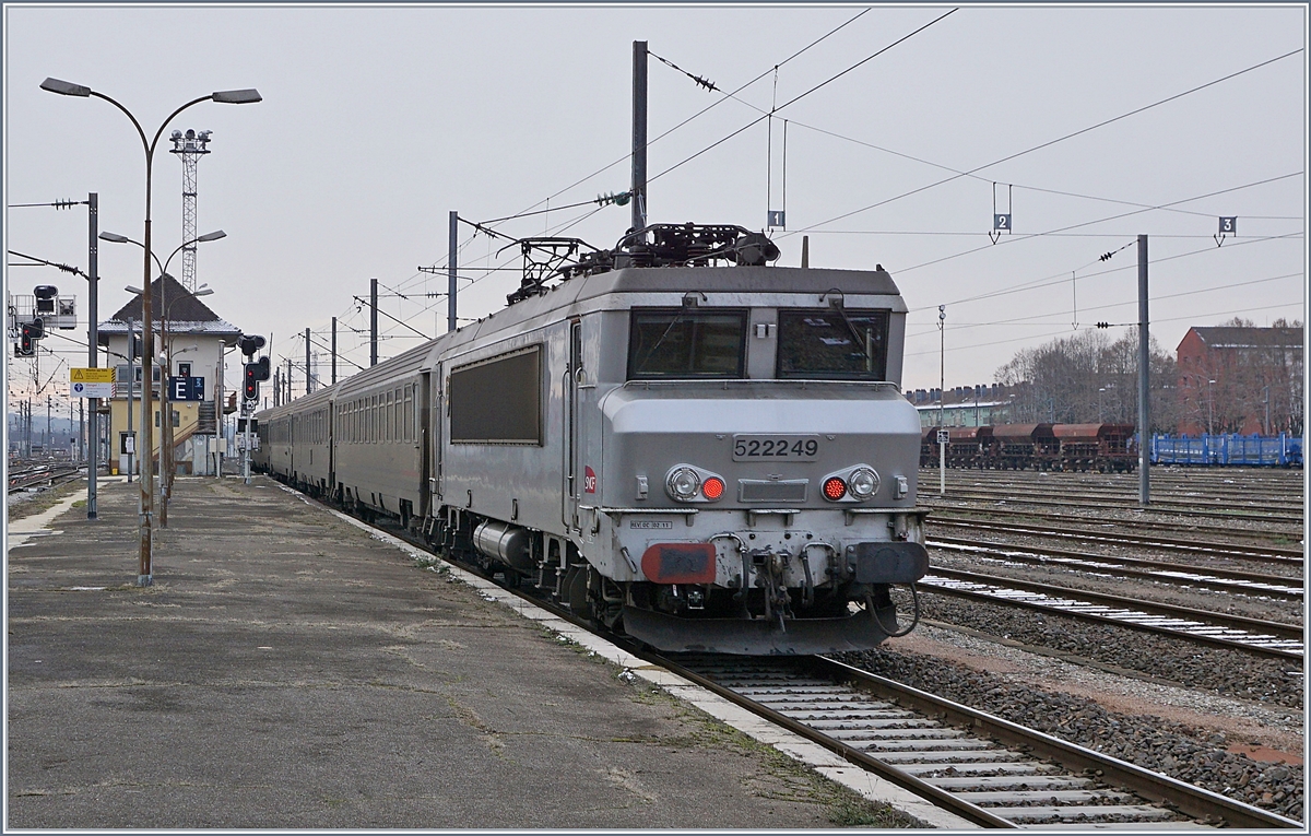 Überraschend bot der eher graue Monat Januar viele bunte Motive: 
Durch die Wiedereröffnung der Strecken Delle - Belfort ergeben sich neue Perspektiven; die SNCF BB 22249 schiebt in Belfort einen TER in die Abstellanlage. 
11. Jan. 2019