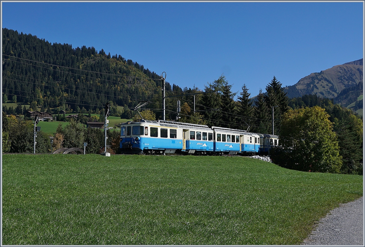 Überraschend und deshalb bei der Aufnahme schlecht gestanden, wurde der Regionalzug 2221 von Zweisimmen nach Montreux an diesem schöne Herbsttag vom ABDe 8/8 4002 VAUD geführt. Das Bild entstand bei Gstaad. 

5. Okt. 2018