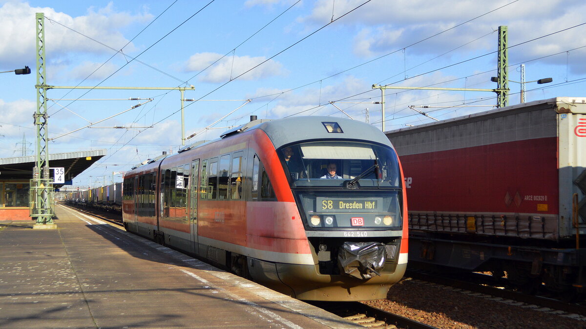 Überraschend fuhr dieser DB Desiro  642 540  mit der Aufschrift S8 Dresden Hbf am 23.02.22 Durchfahrt Bf. Flughafen BER - Terminal 5.