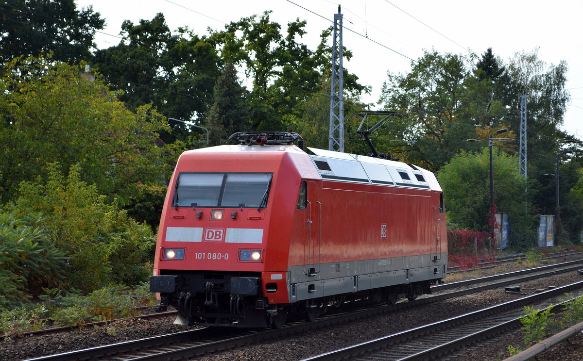 Überraschend fuhr DB Fernverkehr AG [D] mit  101 080-0  [NVR-Nummer: 91 80 6101 080-0 D-DB] Richtung Erkner am 29.09.20 Berlin Hirschgarten entlang.