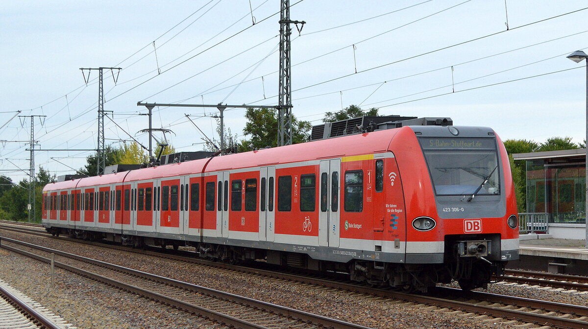 Überraschend fuhr ein Triebzug der DB S-Bahn Stuttgart  423 306-0  am 12.09.22 Durchfahrt Bahnhof Golm.
