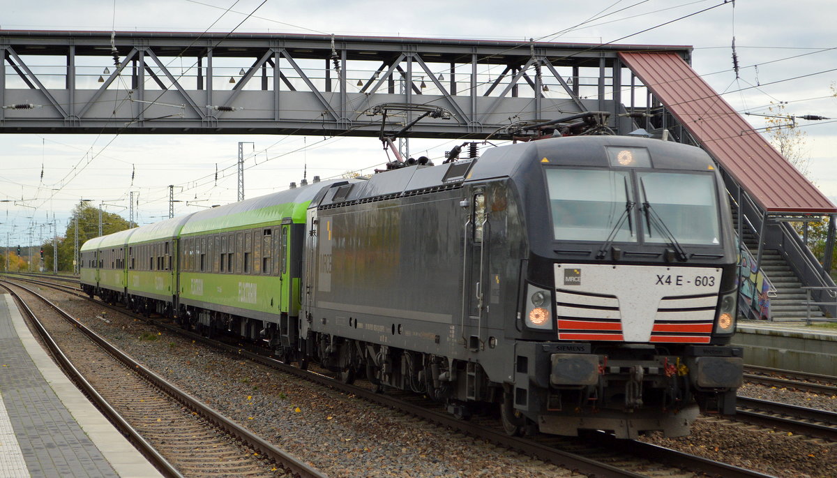 Überraschend kam Flixtrain mit einer schwarzen MRCE Vectron, der  X4 E - 603  [NVR-Nummer: 91 80 6193 603-8 D-DISPO] und einer Wagengarnitur am 02.11.20 durch den Bf. Saarmund gefahren. Erstaunlich wo doch im Bf. Berlin-Lichtenberg seit gut 6 Monaten zwei ungenutzte grüne MRCE Flixtrain Vectron ungenutzt abgestellt rum stehen?
