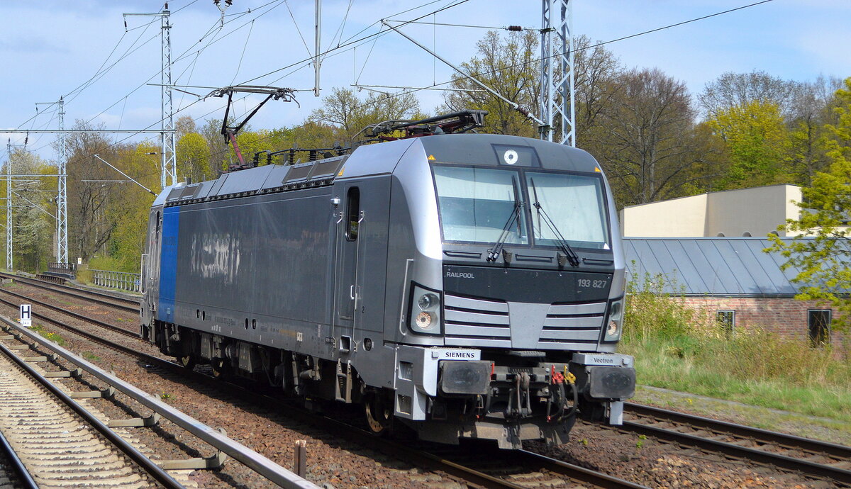 Überraschend kam die Railpool Vectron die wohl aktuell nicht mehr für BTE BahnTouristikExpress GmbH fährt, neuer Mieter?, die  193 827  [NVR-Nummer: 91 80 6193 827-3 D-Rpool] durch Berlin Buch gefahren, 25.04.22