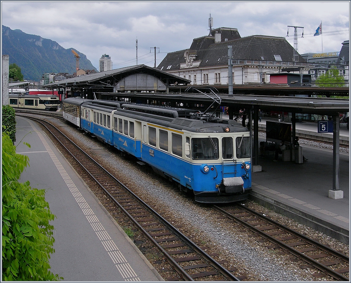 Überraschend konnte ich heute einen soeben in Montreux eingetroffen Leermaterialzug,  bestehend aus dem ABDe 8/8 4001  Suisse  und einem B, fotografieren.
16. April 2017
