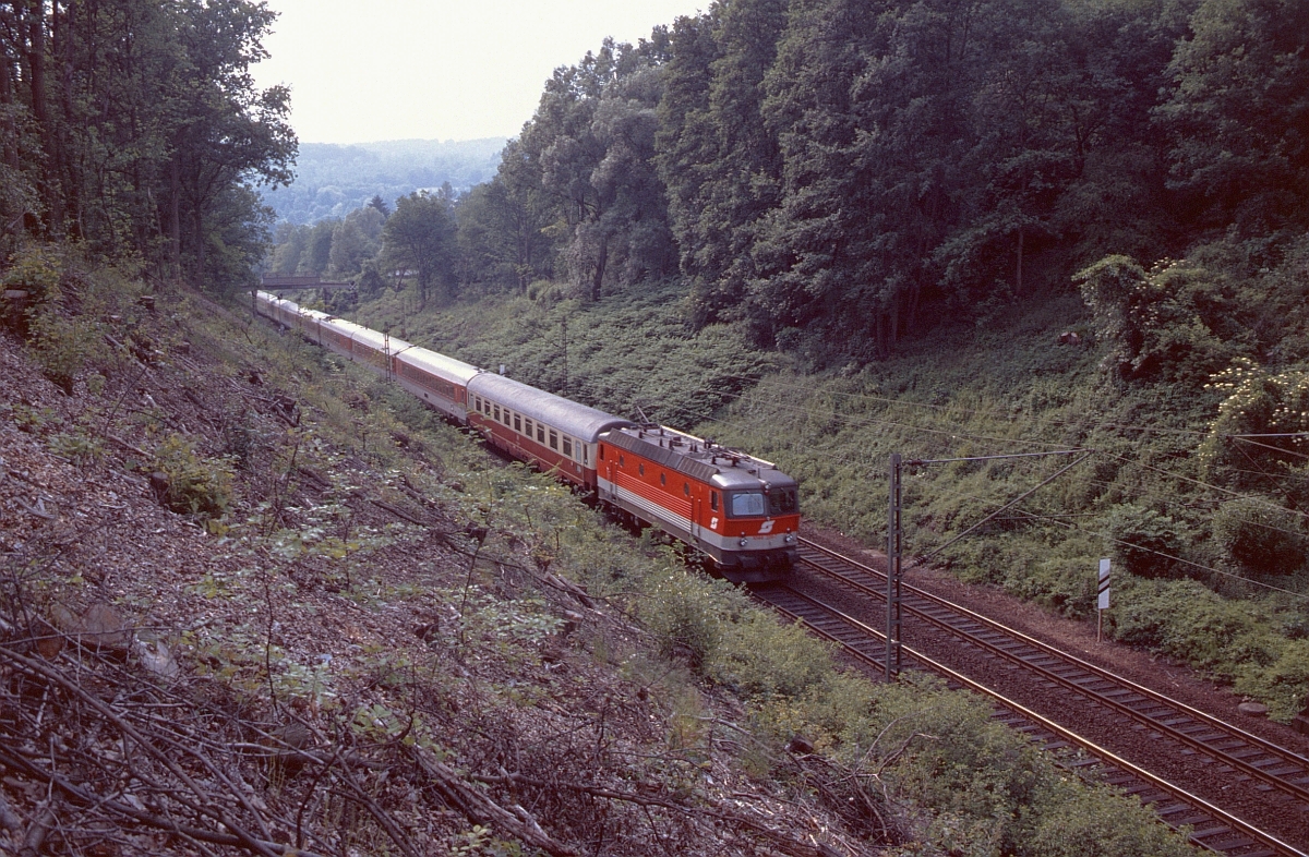 Überraschend tauchte am 25.4.1992 aus der Gegenrichtung ÖBB 1044.256 mit einem EC nach Wien auf, der wegen einer Betriebsstörung auf der Spessartstrecke über das  Elmer Dreieck  umgeleitet wurde.