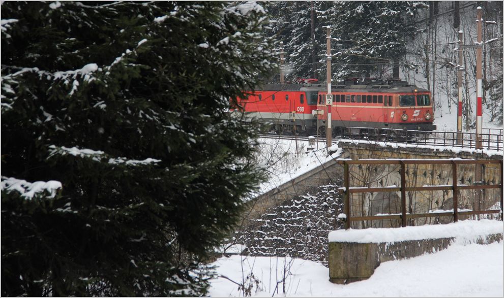 Überraschend tauchte am 28. Januar 2014 die 1142 575 als Vorspann vor der dahinter untauglich gewordenen 1144 kurz vor der Haltestelle Wolfsbergkogel auf der Semmeringbahn auf. 