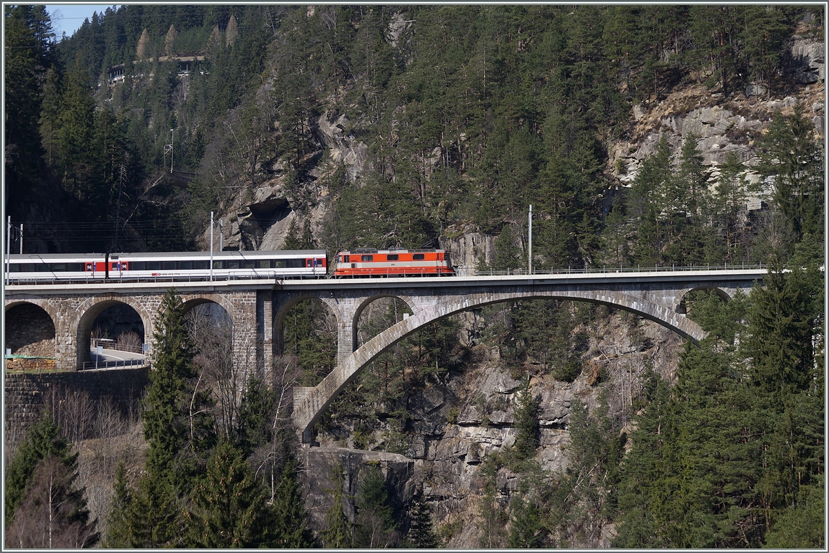 Überraschend tauchte die SBB Re 4/4 II 11109  Swiss Express  auf der Mittleren Meienreussbrücke auf, so dass mir keine Zeit bleib, das Telelobjektiv auszuwechseln und ich den IR  abschneiden  musste.
21. März 2014