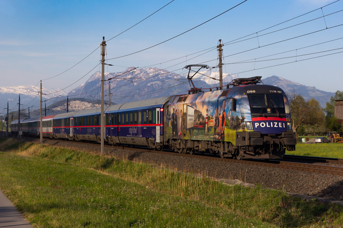 Überraschend war die 1116 157-9 in Polizeigewand am täglichen Nightjet Wien-Bregenz gespannt. Coronabedingt verkehrt der Zug derzeit mit mehr Personenwagen als üblich. 18.4.20. Zwischen Dornbirn und Hohenems.