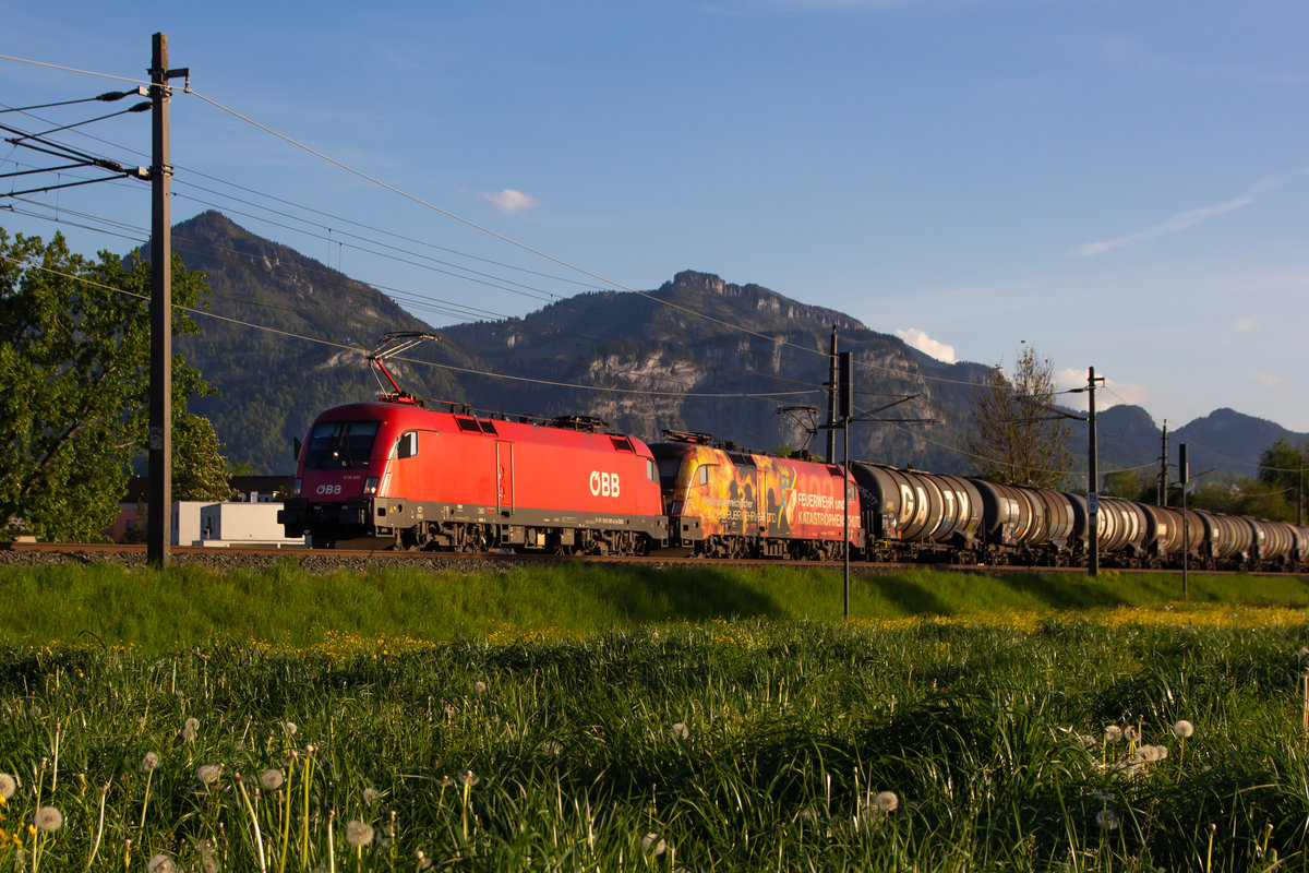 Überraschend war die Feuerwehrlok an zweiter Position dieses Güterzuges am Abend des 27.4.20 in Dornbirn Haselstauden. 1016-001-0 und 1016-048-1