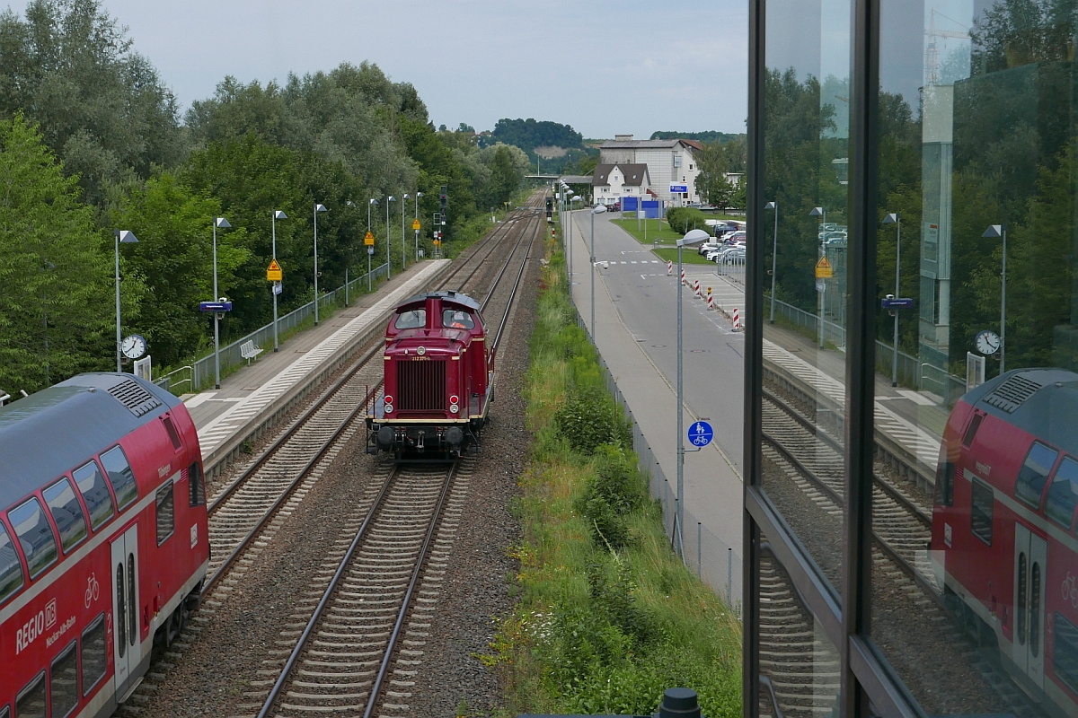 berraschende Begegnung in der Haltestelle Biberach Sd am 31.07.2017. Auf der Fahrt Richtung Ulm ist 212 371-9 der UTL gerade an dem nach Lindau fahrenden IRE 4215 vorbeigefahren.