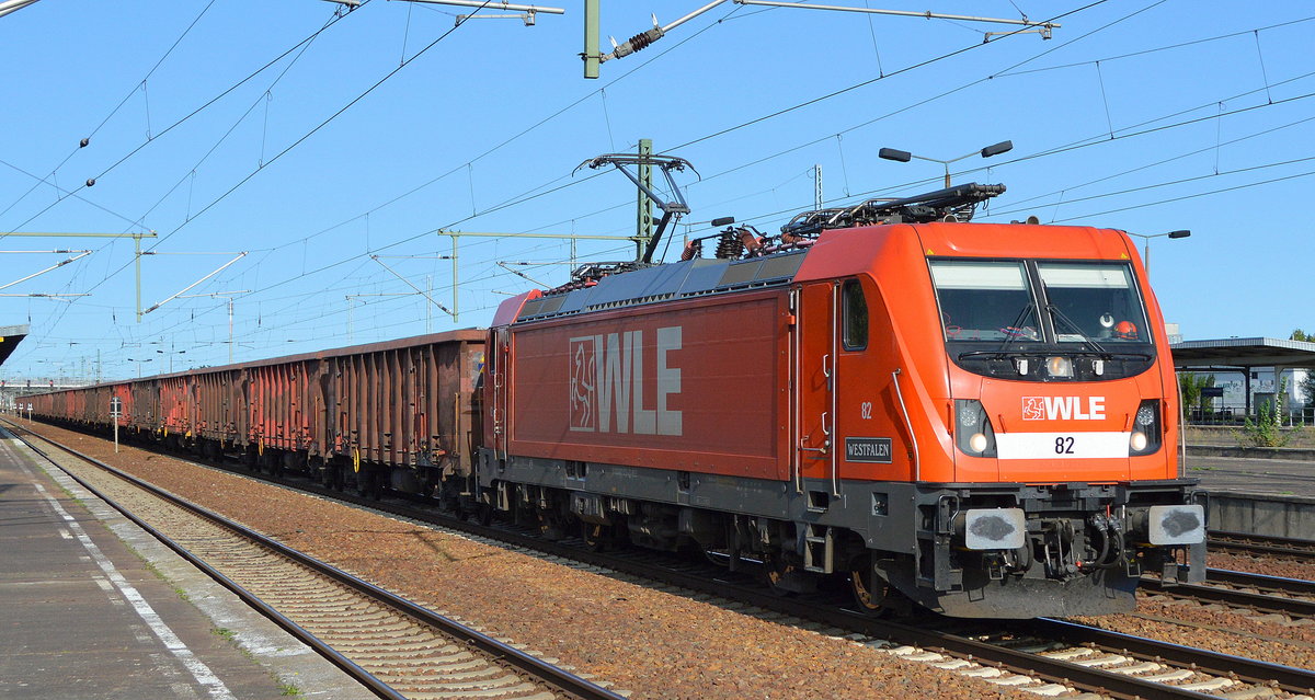 Überraschende Durchfahrt von der Westfälischen Landes-Eisenbahn GmbH, Lippstadt [D] mit der Lok  82  [Name: Westfalen] [NVR-Nummer: 91 80 6187 010-4 D-WLE] und Ganzzug offener Drehgestell-Güterwagen am 17.09.20 Bf. Flughafen Berlin Schönefeld.