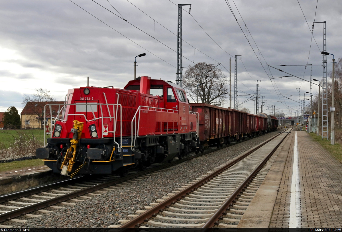 Überraschende Güterzüge im Hp Peißen

Am Schluss des gemischten Gz mit 185 152-6 hängt noch 261 063-2 (Voith Gravita 10 BB). Hier ein Nachschuss bei der Durchfahrt auf Gleis 1 Richtung ZBA Halle (Saale).

🧰 DB Cargo
🚩 Bahnstrecke Halle–Cottbus (KBS 219)
🕓 6.3.2021 | 14:25 Uhr