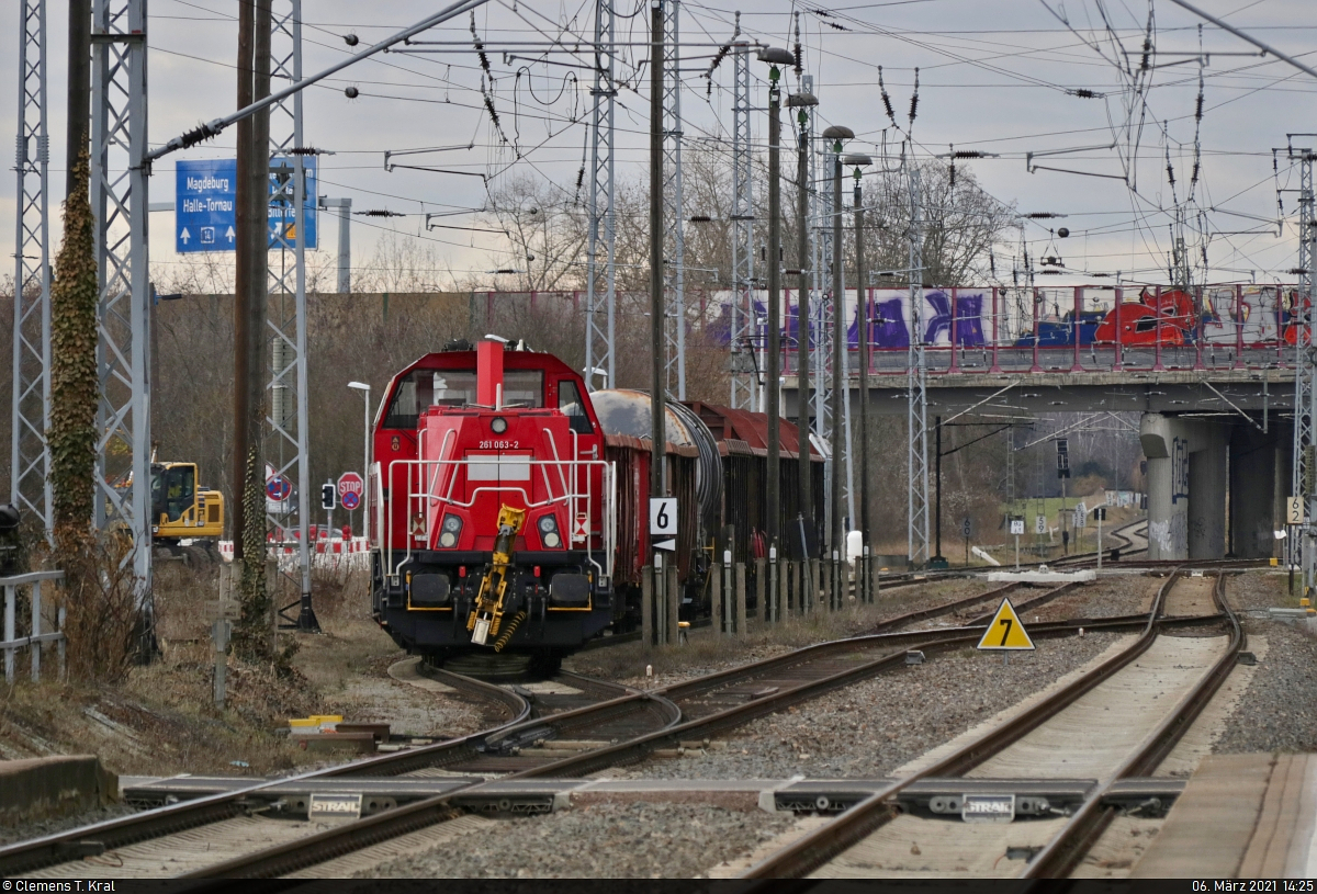 Überraschende Güterzüge im Hp Peißen

Tele-Nachschuss auf 261 063-2 (Voith Gravita 10 BB), die in einem kurzen gemischten Gz mit 185 152-6 auf das Gütergleis Richtung ZBA Halle (Saale) abzweigt.

🧰 DB Cargo
🚩 Bahnstrecke Halle–Cottbus (KBS 219)
🕓 6.3.2021 | 14:25 Uhr