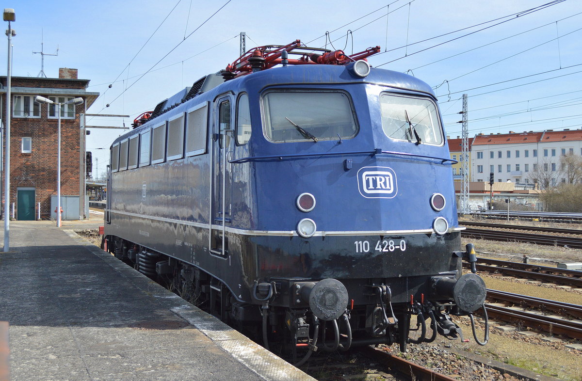 Überraschender Weise stand die schöne dunkelblaue TRI 110 428-0 (9180 6 110 428-0 D-TRAIN) der Train Rental GmbH heute am 04.04.18 im Bf. Berlin-Lichtenberg abgestellt.