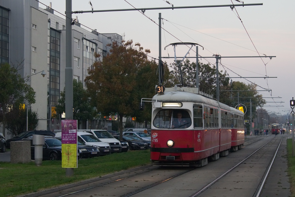 Überraschenderweise kam am 18.10.2017 wieder einmal eine E1+c4 Garnitur auf der Linie 31 zum Einsatz, an diesem Tag E1 4795 mit c4 1342.