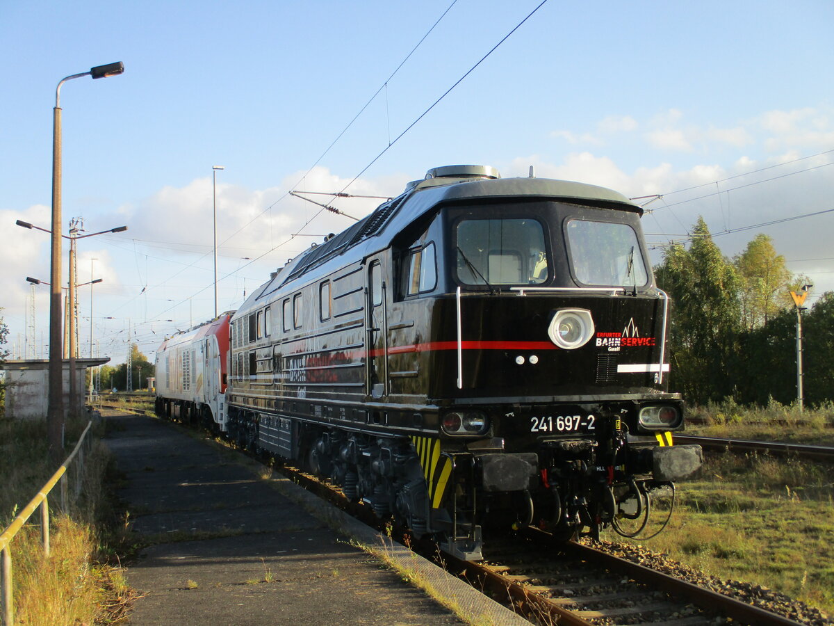 Überraschung am 12.Oktober 2023:EBS 241 697 und die hvle 159 244 am Bahnsteig in Mukran Mitte.