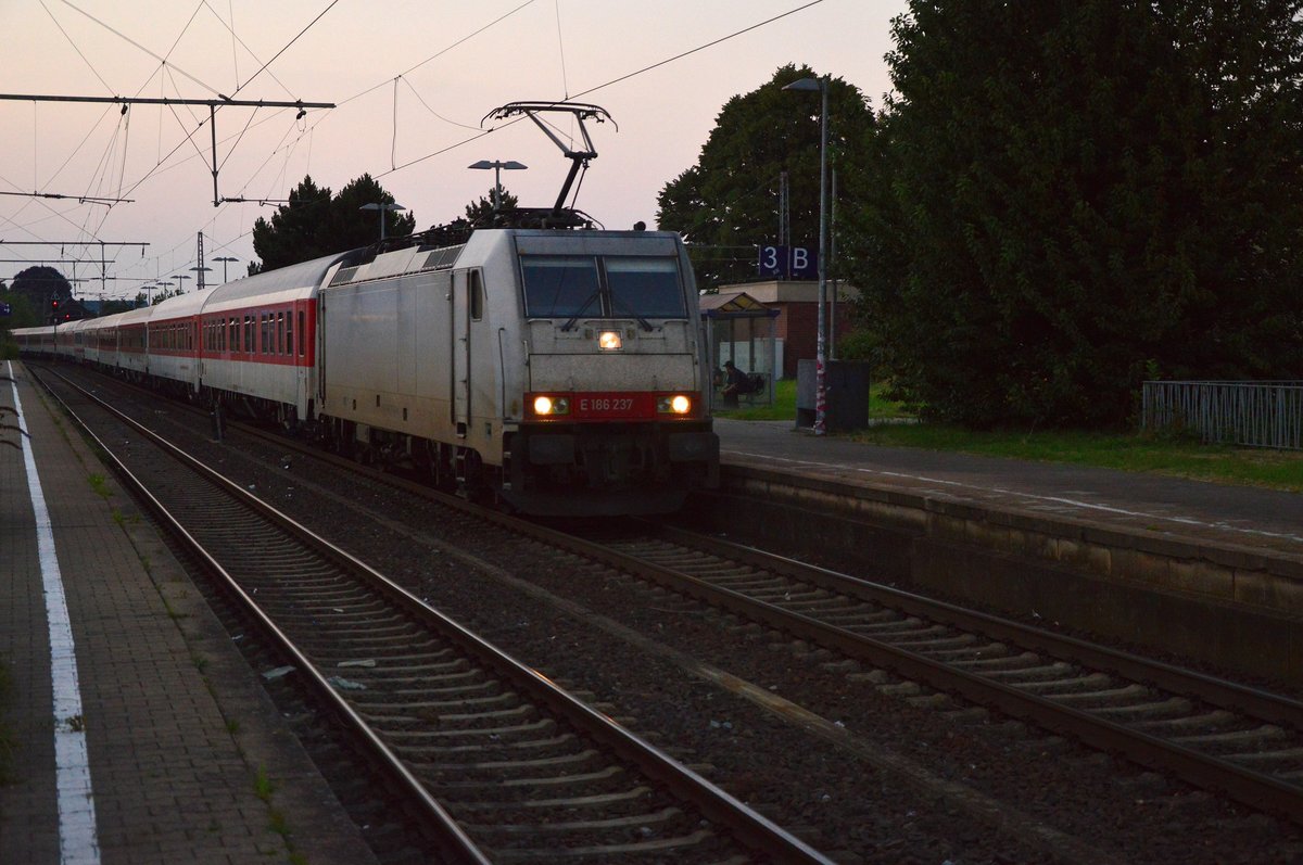 Überraschung am Abend, als ich heute in Rheydt am Bahnsteig stand.
Es kam die 9180 6186 237-4 D-NS mit einer sehr gemischten Fuhre durch Gleis3 gen Köln gefahren. Schlafwagen, IC-Wagen und ein Speisewagen waren eingestellt. 18.7.2016