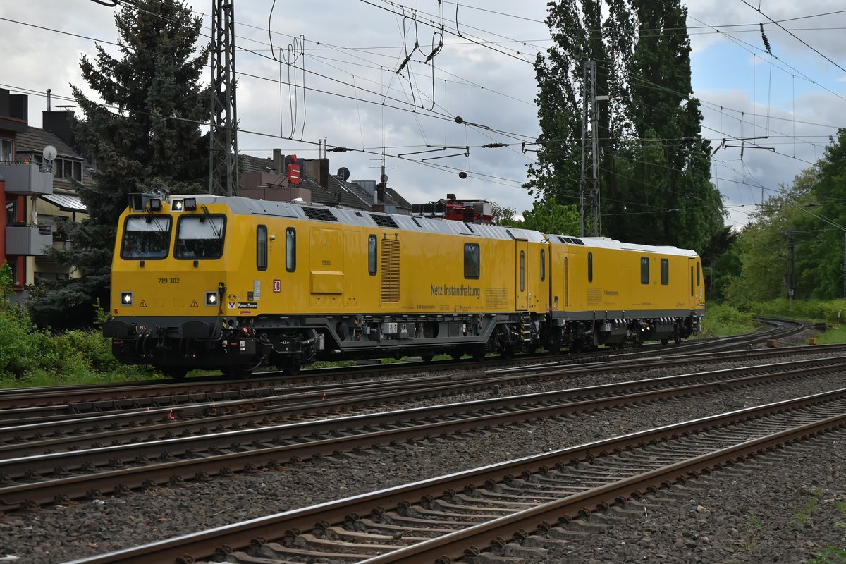 Überraschung am Abend erquickend und erfreulich....aus Odenkirchen kam recht unverhofft gesternabend der 719 302 in den Rheydter Hbf eingefahren und durchfuhr ihn auf Gleis1 in Richtung Mönchengladbach Hbf. 30.4.2018