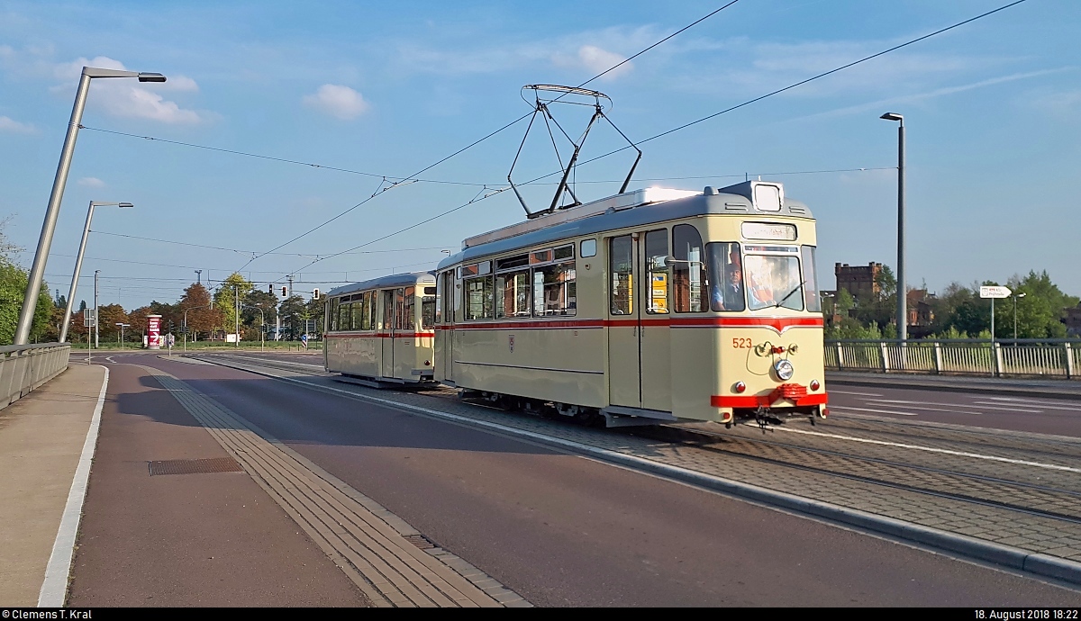 Überraschung auf der Schattenseite:
Gothawagen T57, Wagen 523, mit Beiwagen 328 der Halleschen Straßenbahnfreunde e.V. als Sonderfahrt überquert die Zugbildungsanlage (ZBA) Halle (Saale) auf der Berliner Brücke Richtung Steintor.
[18.8.2018 | 18:22 Uhr]