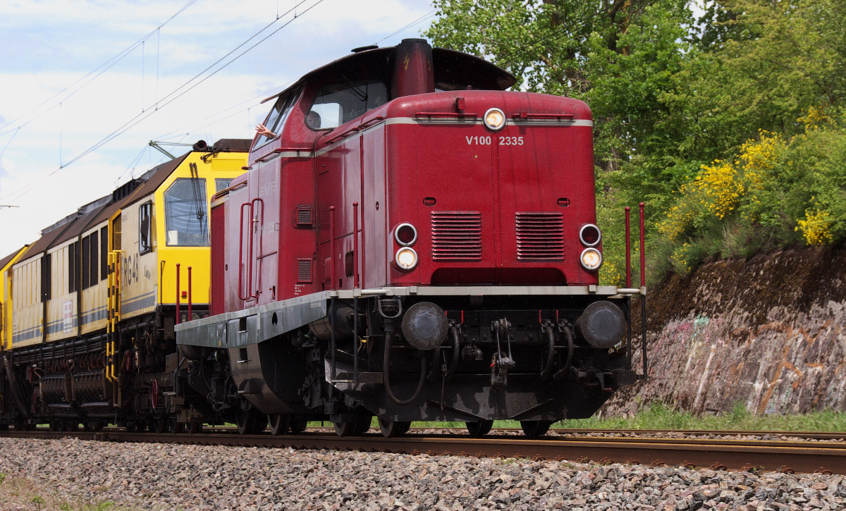 Überraschung - Beim Warten auf die 01 150 brachte die V 100 2335 noch einen besonderen Farbtupfer ins Spiel.
Mit einem Bauzug brummt die Diesellok beim Kraftwerk Ensdorf in Richtung Saarbrücken an uns vorbei.
Vielen Dank an den Lokführer für den optischen und akustischen Gruß.

12.05.2014 - Bahnstrecke 3230 Saarbrücken - Karthaus