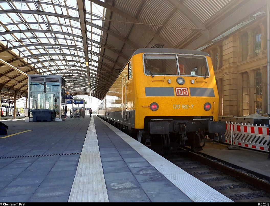 Überraschung in Halle(Saale)Hbf: 120 160-7 der DB Netz Instandhaltung mit Oberbaumesswagen und Versorgungssteuerwagen steht in Halle(Saale)Hbf auf Gleis 8. Da der Zug im nächsten Moment Richtung Süden abfuhr, reichte es nur für diesen Schnappschuss. [8.5.2018 | 15:17 Uhr]