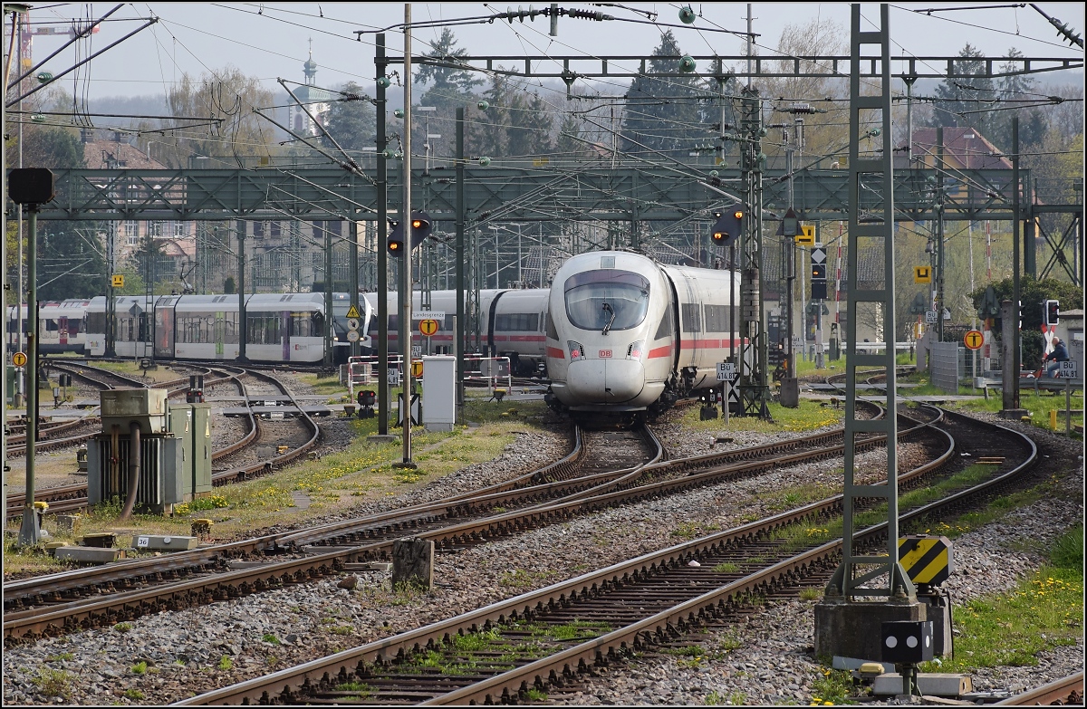 Überraschung in Konstanz. ICE-T 411 081  Oberursel  ersetzte ab Karlsruhe den planmäßigen IC und wird nun abgestellt. So hat nun seit 11 Jahren endlich ein ICE-T mal wieder die Schweiz besucht. Das Schild Landesgrenze macht es deutlich. März 2019.