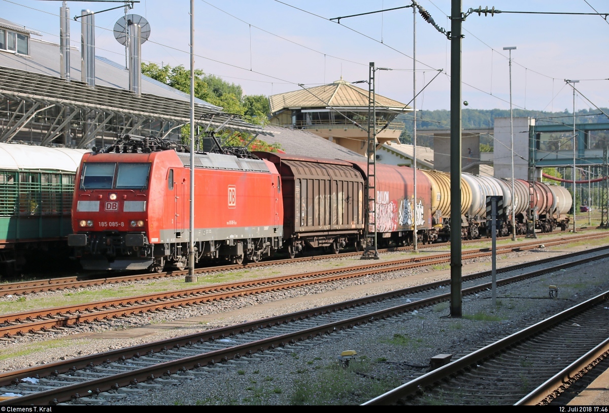 Überraschung kurz vor Abreise:
Ein kurzer gemischter Gz mit 185 085-8 DB steht in der Abstellanlage des Bahnhofs Konstanz.
Güterzüge kommen hier äußerst selten vorbei.
Wie so oft sind die Masten dort für Fotos leider ungünstig platziert...
[12.7.2018 | 17:46 Uhr]