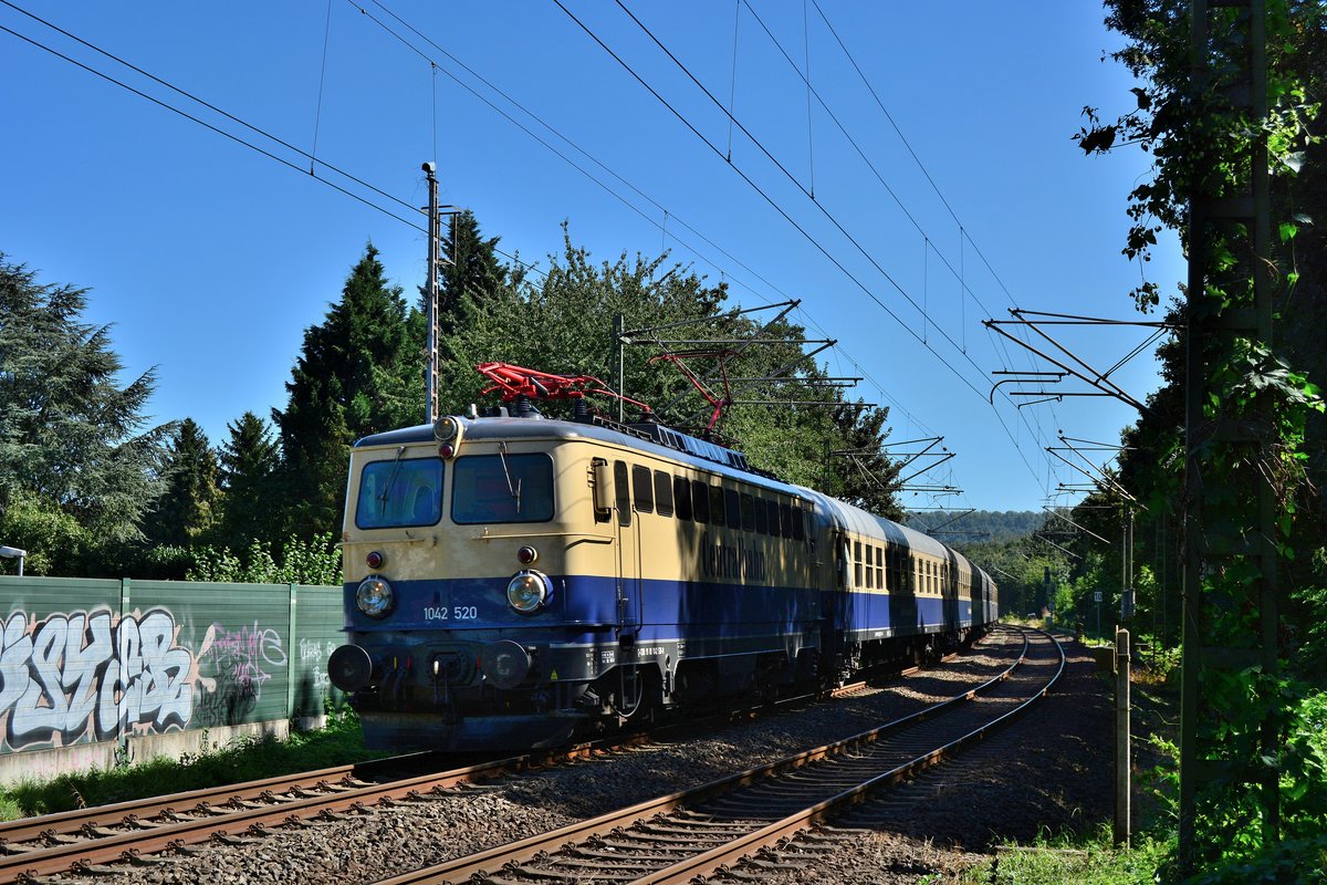 Überraschung! Nach 2 einhalb Jahren konnte ich 1042 520 endlich wieder ablichten, nachdem ich sie am 28.3.14 das letzte Mal gesehen habe. In den 2 Jahren stand sie lange Zeit mit einem Trafo Schaden abgestellt, doch nun rollt sie wieder durchs Land.
Hier kommt sie gerade mit dem DLr 347 aus Bern durch Grevenbroich Richtung Mönchengladbach gefahren.

Grevenbroich 25.08.2016