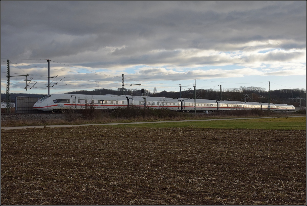 Überraschung in Schliengen. Das erste Exemplar der BR 408 gab sich  ein Stelldichein. 408 001 alias TFZ 8001 wechselt vom neuen Gleis auf die Gleise des Katzenbergtunnels. Januar 2022. 