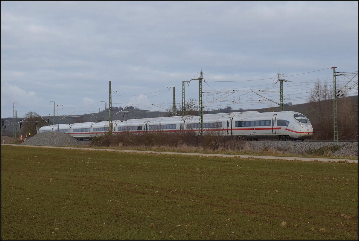 Überraschung in Schliengen. Das erste Exemplar der BR 408 gab sich  ein Stelldichein. 408 001 alias TFZ 8001 kommt auf dem neuen Gleis von Auggen herangefahren. Januar 2022. 