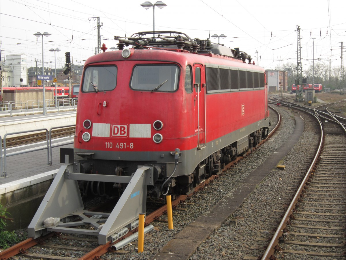 Überraschung: Statt als Heizlok in Düsseldorf steht 110 491 am 28.03.2014 in Münster(Westf) abgestellt. Ihre Frist reicht laut Anschrift noch bis zum 17.10.2014...
