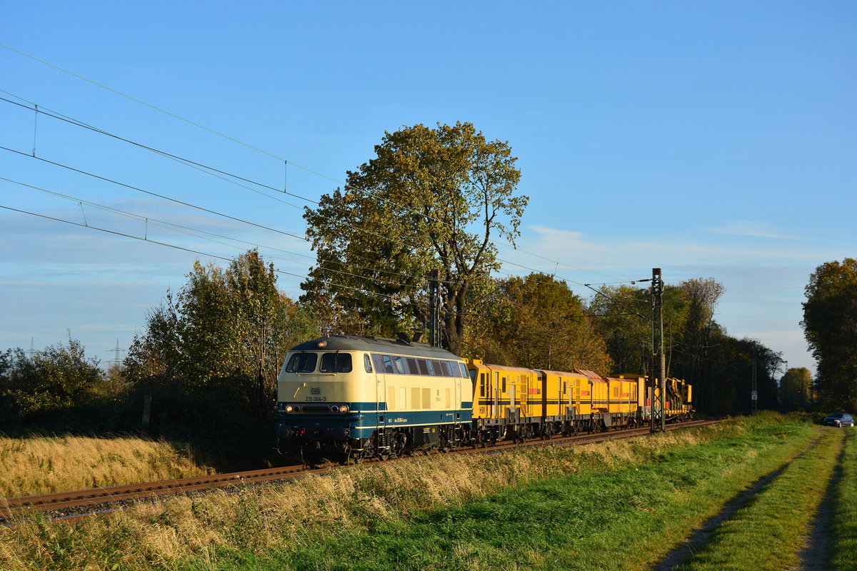 Überraschung und unerwartetes Wiedersehen! Nachdem TRAIN TO BONN kam unerwartet die 215 004 der AVG mit einem SPENO Schleifzug durch Bornheim gen Brühl gefahren. Anfang August hatte ich Sie noch in Staßfurt erwischt. 

Bornheim 04.11.2017