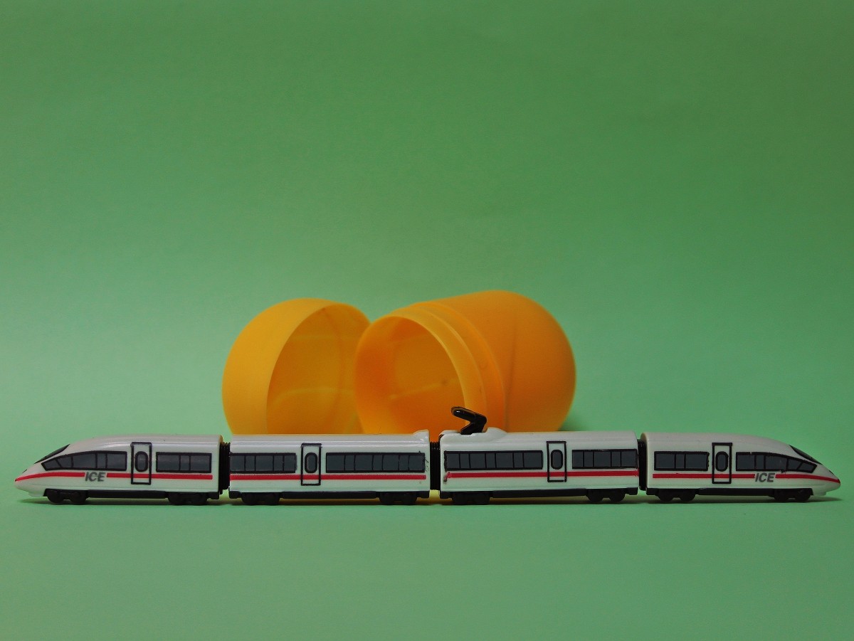 BERRASCHUNG!
Diesen vierteiligen ICE3 fand ich in einem Schokoladenei.