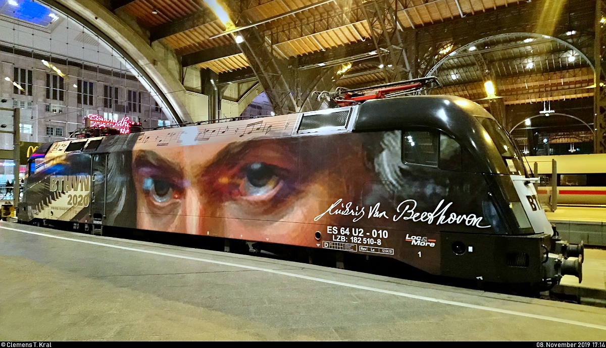 Überraschungsbesuch:
182 510-8 (Siemens ES64U2-010) der Mitsui Rail Capital Europe GmbH (MRCE), vermietet an Lok-Partner GmbH & Co. KG und mit Werbung für die Beethoven Jubiläums GmbH anlässlich des 250. Geburtstags von Ludwig van Beethoven im Jahr 2020, gestaltet von der Loc & More GmbH, ist in Leipzig Hbf auf Gleis 16 abgestellt.
Leider war die DSLR nicht in Reichweite.
Bild durchlief die Selbstfreischaltung (Bildqualität).
(Smartphone-Aufnahme)
[8.11.2019 | 17:14 Uhr]