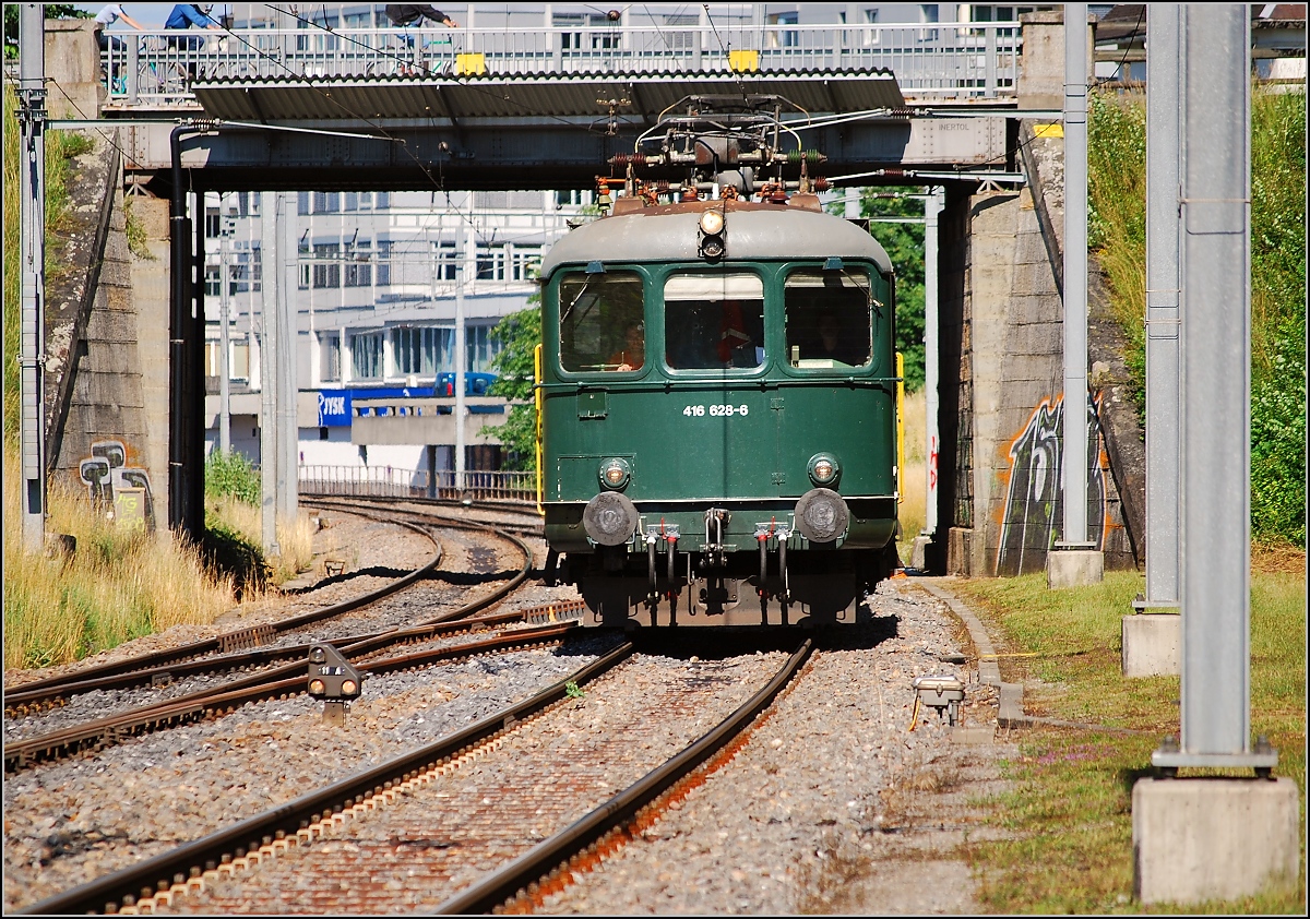 berraschungsgast beim Turnertreffen am 23. Juni 2007. Re 4/4<sup>I</sup> 10028, alias 416 628-6 hat gerade den Bahnhof Frauenfeld Richtung Westen durchfahren (Bitte protestieren, wenn die Kategorie 410 nicht stimmt).