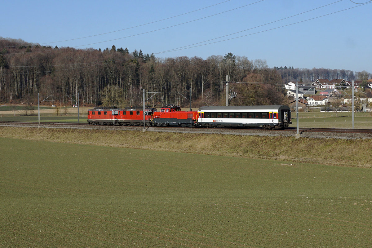 Überraschungszug bei Bollodingen vom 18. Februar 2019 bestehend aus zwei Re 420, einer Aem 940 sowie einem EW IV. Diese seltene Komposition wurde auf der Fahrt in Richtung Olten verewigt.
Foto: Walter Ruetsch
