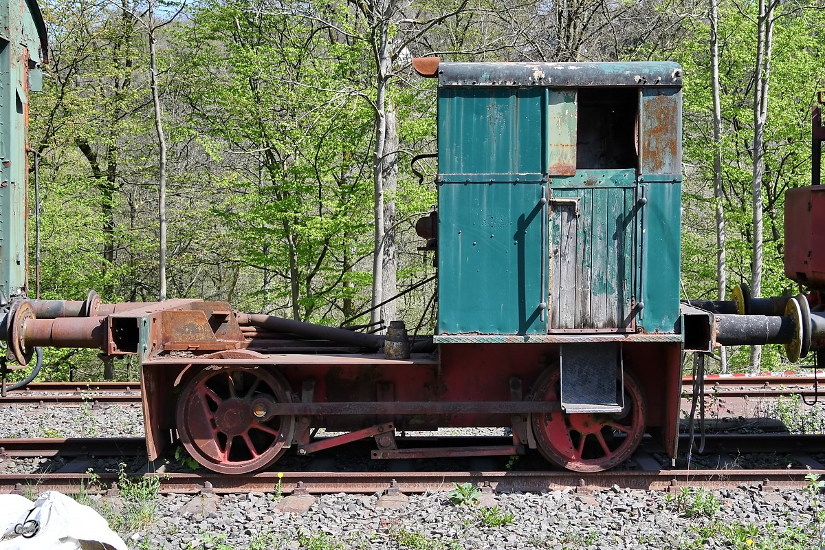 Überreste einer Rangierlokomotive waren im April 2019 in Radevormwald-Dahlhausen (Wupper) zu sehen.